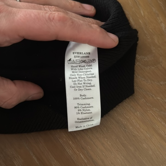 Everlane Cashmere Sweater. EUC. XS. Worn once. - Picture 2 of 2